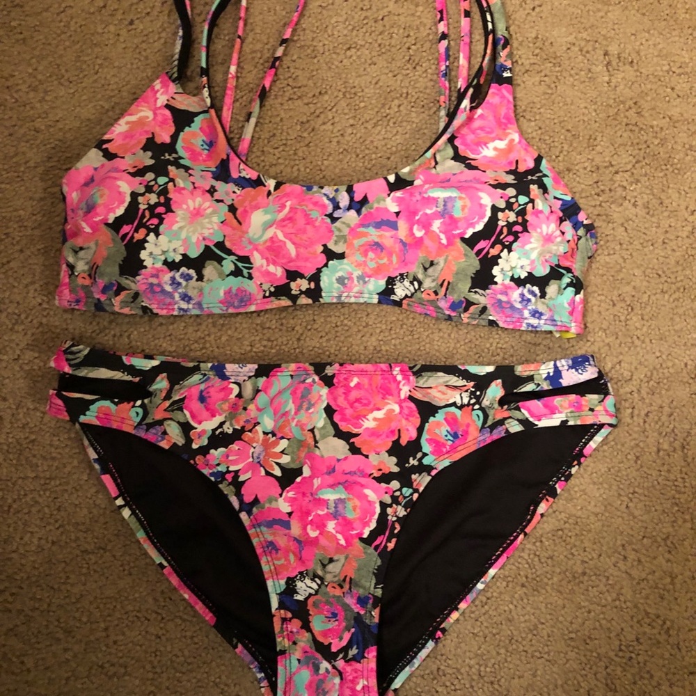 Two Piece Floral Bikini!🌟